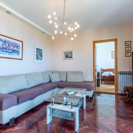 Holiday home Lovely In With Kitchen Makarska