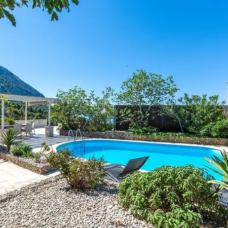 Holiday home Lovely In With Kitchen Makarska